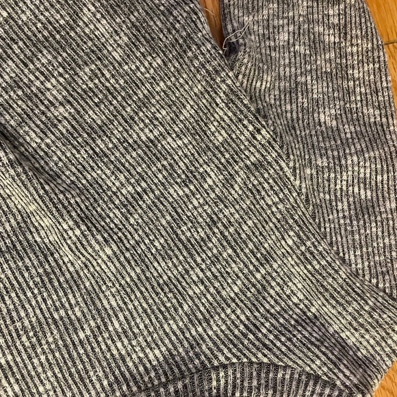 Gray Ribbed Cropped Long Sleeve Top Size Small - Picture 3 of 4
